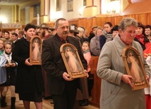W procesji z darami wierni przynieśli obrazy, które będą teraz peregrynować w rodzinach parafii