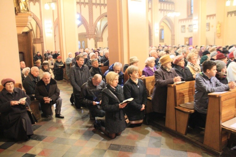 Poświęcenie krzyża na wieżę kościoła