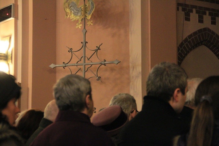 Poświęcenie krzyża na wieżę kościoła