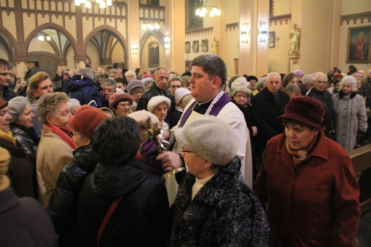 Poświęcenie krzyża na wieżę kościoła