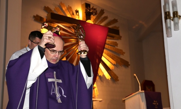 Relikwie do kościoła wprowadził bp Radosław Zmitrowicz