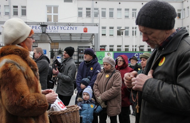 Pikieta przed Szpitalem Świętej Rodziny