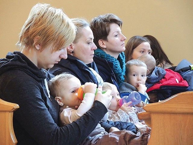  Mamy z Bielska-Białej ze swoimi maluchami w czasie rekolekcji prowadzonych przez siostry karmelitanki