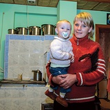 Danka Buganik jest przedszkolanką. Razem z mężem marzy o własnym domu, samochodzie, rodzinnym wyjeździe na urlop. Na Ukrainie trudno na te marzenia zarobić i dlatego mąż Danki pracuje na budowach w Belgii  