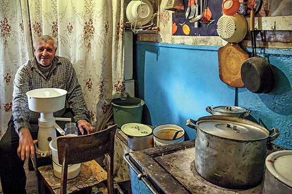 Bartek Trebus przygotowuje się do jarmarku w Krasnoilsku. Na centryfudze oddziela właśnie śmietanę od mleka. Sprzeda ją na jarmarku