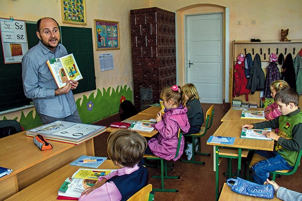 W szkole w Starej Hucie język polski jest obowiązkowy. Uczy się go prawie 200 uczniów. Tomasz z anielską cierpliwością przeprowadza ich przez rafy polszczyzny
