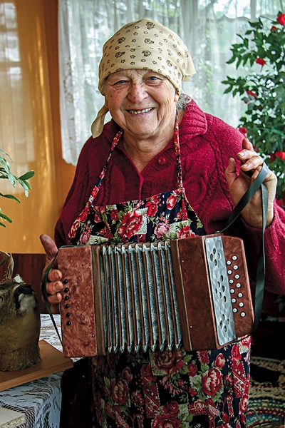 Ewa Drozdek-Korablowa skończyła podstawówkę jako obywatelka Królestwa Rumunii. Po wkroczeniu Armii Czerwonej rodzina otrzymała obywatelstwo ZSRR. „Dzięki temu” ojciec został wcielony do wojska, a ona wywieziona aż do Donbasu, gdzie przymusowo pracowała w kopalni. Wróciła na rodzinną Bukowinę. Teraz na starej harmoszce przygrywa podwórkowemu psu