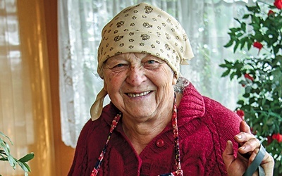 Ewa Drozdek-Korablowa skończyła podstawówkę jako obywatelka Królestwa Rumunii. Po wkroczeniu Armii Czerwonej rodzina otrzymała obywatelstwo ZSRR. „Dzięki temu” ojciec został wcielony do wojska, a ona wywieziona aż do Donbasu, gdzie przymusowo pracowała w kopalni. Wróciła na rodzinną Bukowinę. Teraz na starej harmoszce przygrywa podwórkowemu psu