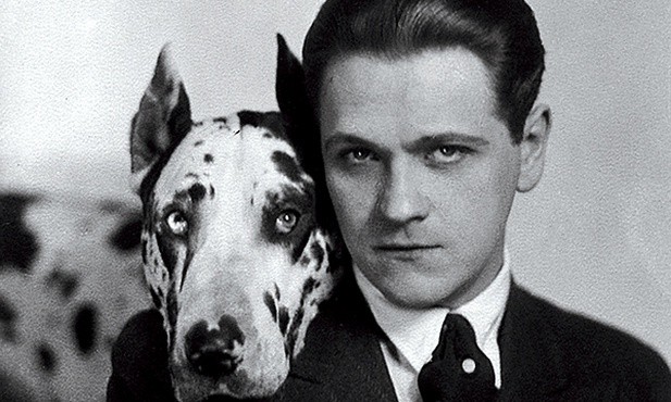 Eugeniusz Bodo był najsłynniejszym przedwojennym polskim aktorem, piosenkarzem i artystą kabaretowym. Jego nieodłącznym towarzyszem był dog arlekin imieniem Sambo