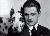 Eugeniusz Bodo był najsłynniejszym przedwojennym polskim aktorem, piosenkarzem i artystą kabaretowym. Jego nieodłącznym towarzyszem był dog arlekin imieniem Sambo