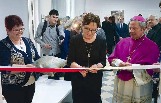  Symboliczne przecięcie wstęgi, którego dokonali Ewa Kopacz  i bp Henryk Tomasik 