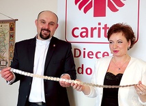  Do wsparcia kampanii zachęcają Iwona Stępniewska i ks. Damian Drabikowski, wicedyrektor Caritas