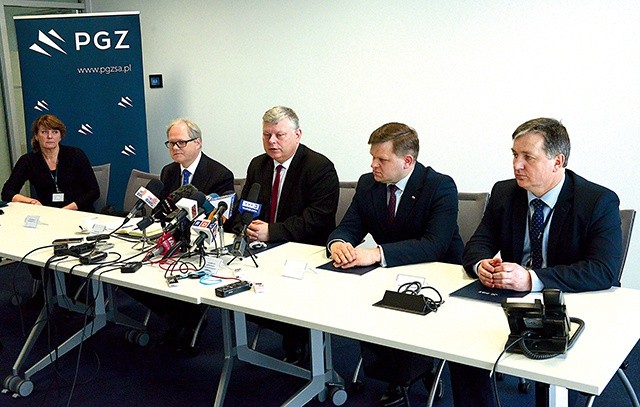  Jak zapewniali obecni na konferencji, zmiany mają przynieść nowe  miejsca pracy i podnieść rangę miasta. Od lewej: Hanna Węglewska, rzecznik PGZ w Radomiu, Arkadiusz Siwko, Marek Suski, poseł Wojciech Skurkiewicz i Dariusz Wójcik 