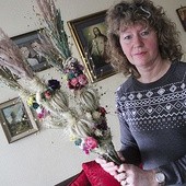 Stanisława Zahorska podtrzymuje rodzinną tradycję i wyplata palmy wileńskie