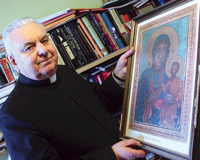  Jubilat z obrazem MB Częstochowskiej, który otrzymał podczas święceń od generała paulinów