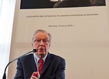 Zanussi oświadczył, bo był obok Kieślowskiego, że wie, ile w jego zawodowym życiu spotkało go nieprzyjemności  w twórczych działaniach