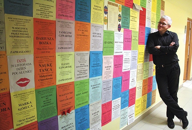  Ściana z zaproszeniami – plakatami informującymi o wydarzeniach