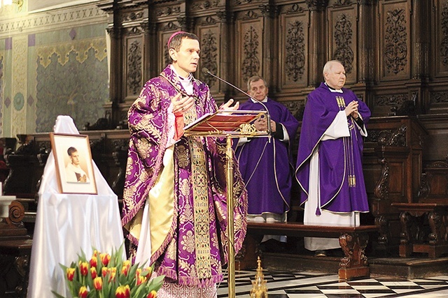  Te rekolekcje wielkopostne połączone ze świadectwami, m.in. bp. Mirosława, zorganizowały wspólnoty: wdów konsekrowanych, Bractwo św. Antoniego i parafia katedralna