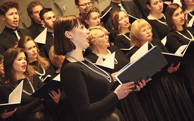 60 studentów medycyny wyśpiewuje utwory pasyjne i patriotyczne w koszalińskiej katedrze