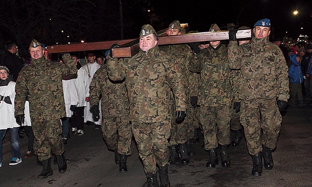  Żołnierze niosą krzyż ulicami Koszalina