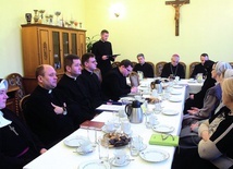   Obradom rady przewodniczy zawsze bp Marek Mendyk, biskup pomocniczy diecezji legnickiej. Biorą w nich udział przedstawiciele różnych środowisk