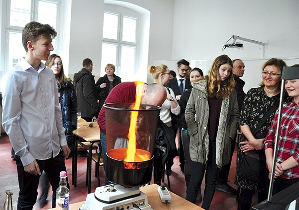 Przyszłych uczniów ciekawiły eksperymenty prowadzone przez starszych kolegów