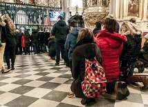 Maturzyści z diecezji gliwickiej przed Cudownym Obrazem na Jasnej Górze