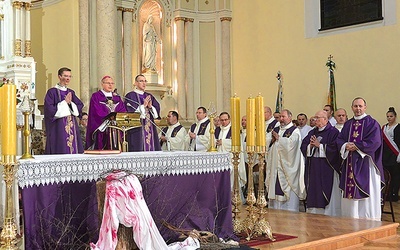  Eucharystii przewodniczył bp Antoni Długosz z Częstochowy