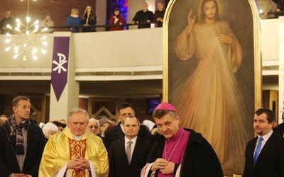 Z parafianami u św. Maksymiliana obraz Jezusa Miłosiernego powitał bp Roman Pindel