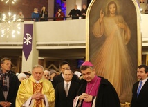 Z parafianami u św. Maksymiliana obraz Jezusa Miłosiernego powitał bp Roman Pindel