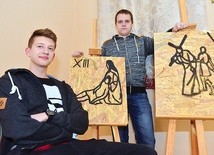  Michał Kogut (z lewej) i Paweł Jurkiw z obrazami gimnazjalnej wizji męki Chrystusa