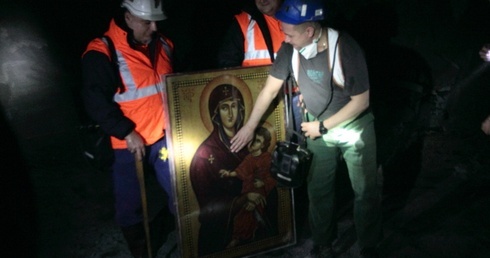 Na kolanach na przodku