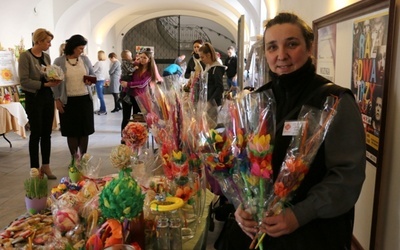 S. Małgorzata Binkowska, kierownik Świetlicy Akademia Młodych Caritas Diecezji Radomskiej, z palmami wykonanymi przez jej podopiecznych