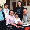 Marcin Świerad z żoną i córkami