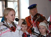 Po rozstrzygnięciu konkursu dla laureatów zaśpiewał zespół Bielowiczanki. Przygrywała im kapela z Dzielnej
