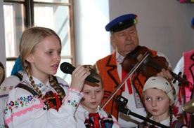 Po rozstrzygnięciu konkursu dla laureatów zaśpiewał zespół Bielowiczanki. Przygrywała im kapela z Dzielnej