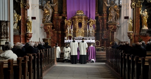 Księża adorują Najświętszy Sakrament