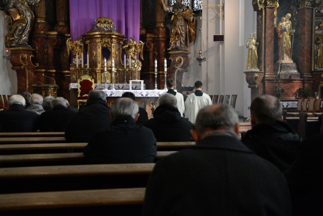 Księża adorują Najświętszy Sakrament