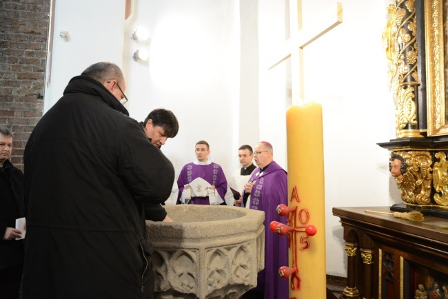 Księża adorują Najświętszy Sakrament