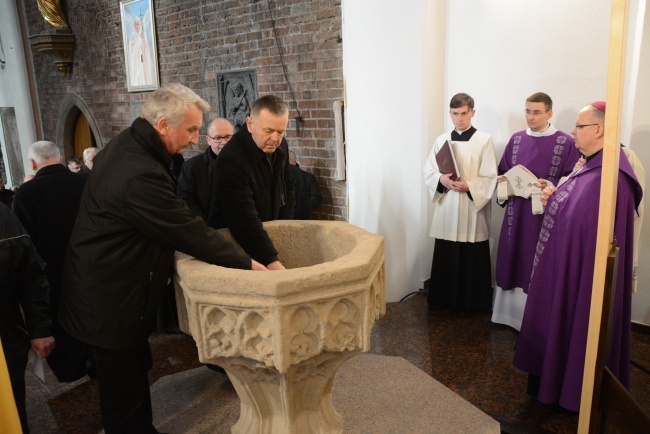 Księża adorują Najświętszy Sakrament