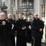 Księża adorują Najświętszy Sakrament