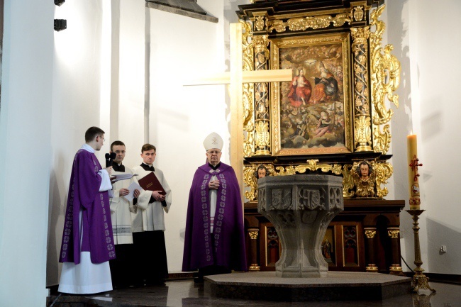 Księża adorują Najświętszy Sakrament