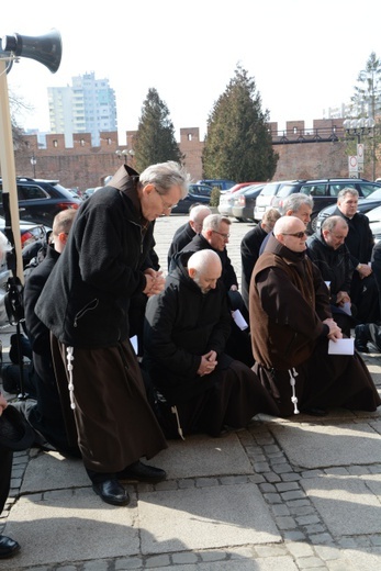 Księża adorują Najświętszy Sakrament