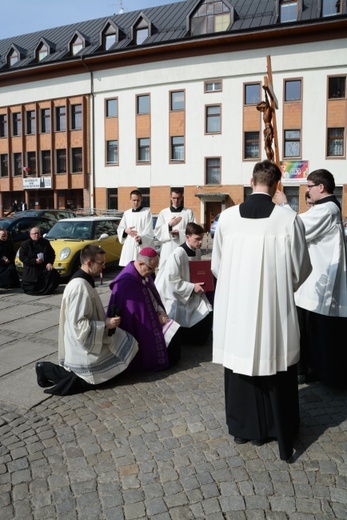 Księża adorują Najświętszy Sakrament