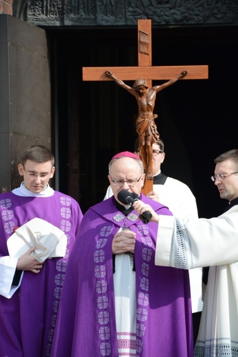 Księża adorują Najświętszy Sakrament