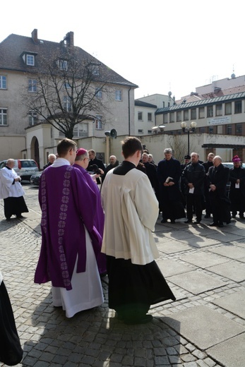 Księża adorują Najświętszy Sakrament