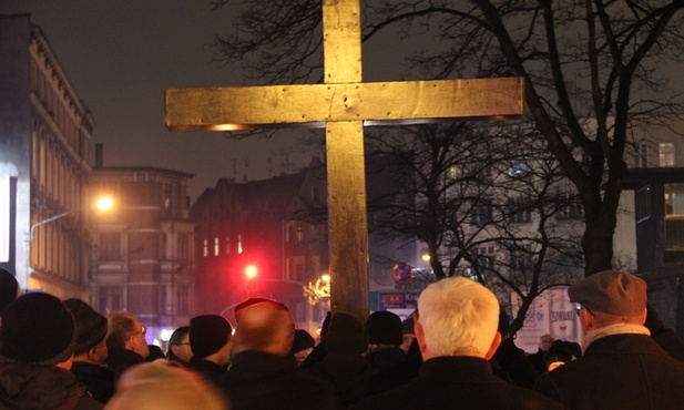 Bramą Miłosierdzia jest krzyż