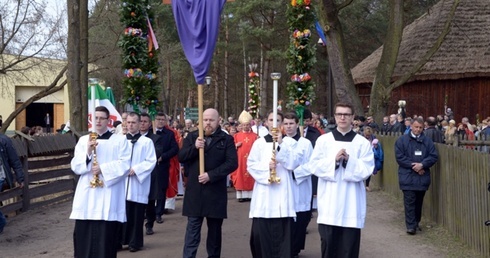 Liturgii Niedzieli Męki Pańskiej towarzyszy procesja z palmami