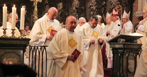 Sakra bp. Jacka - do końca Eucharystii