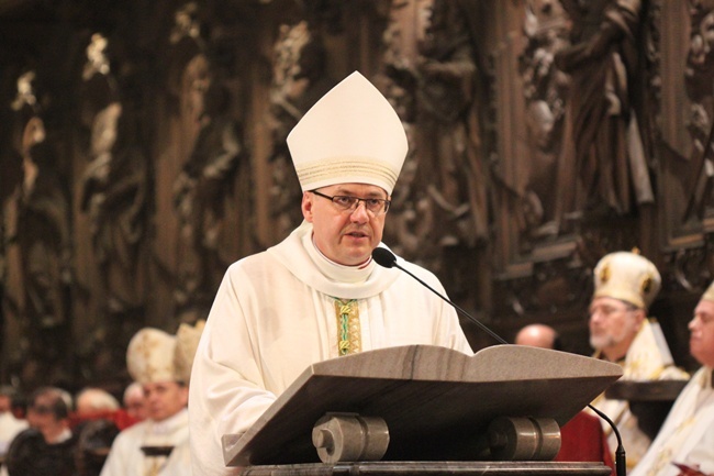 Sakra bp. Jacka - do końca Eucharystii